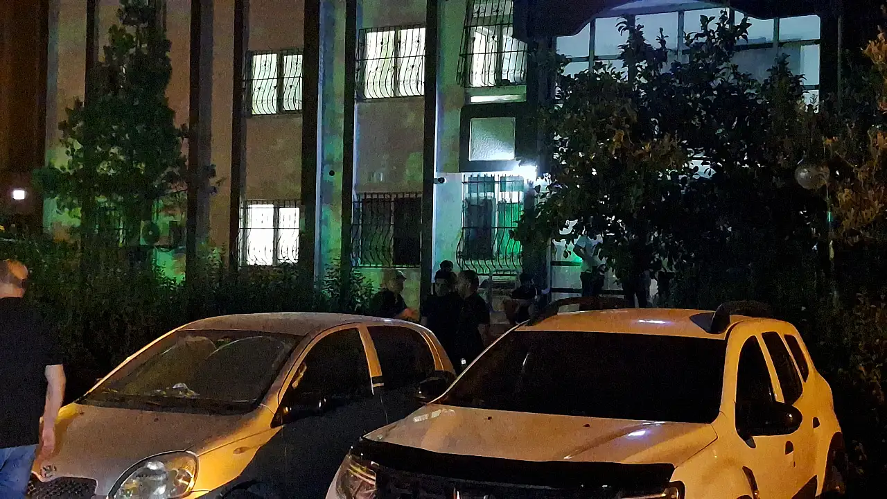 Boşanmak isteyen eşini uykusunda başından vurdu
