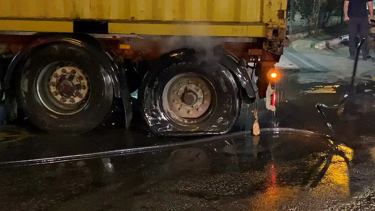 10 kilometrelik tehlikeli yolculuk! Yanan TIR'ı sürdü