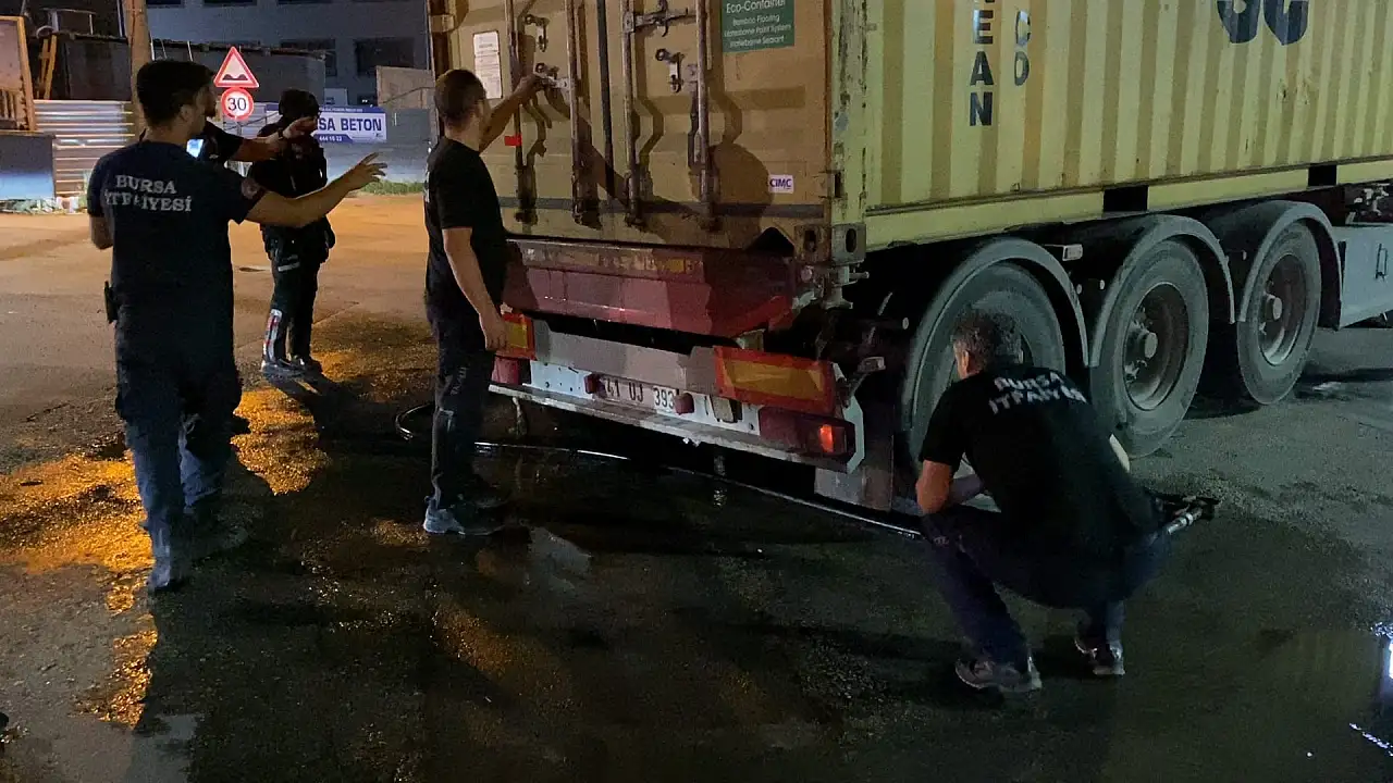 10 kilometrelik tehlikeli yolculuk! Yanan TIR'ı sürdü