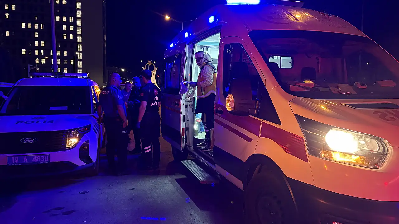 Kontrolden çıkan otomobil park halindeki araçlara çarptı: 2'si polis, 4 yaralı!