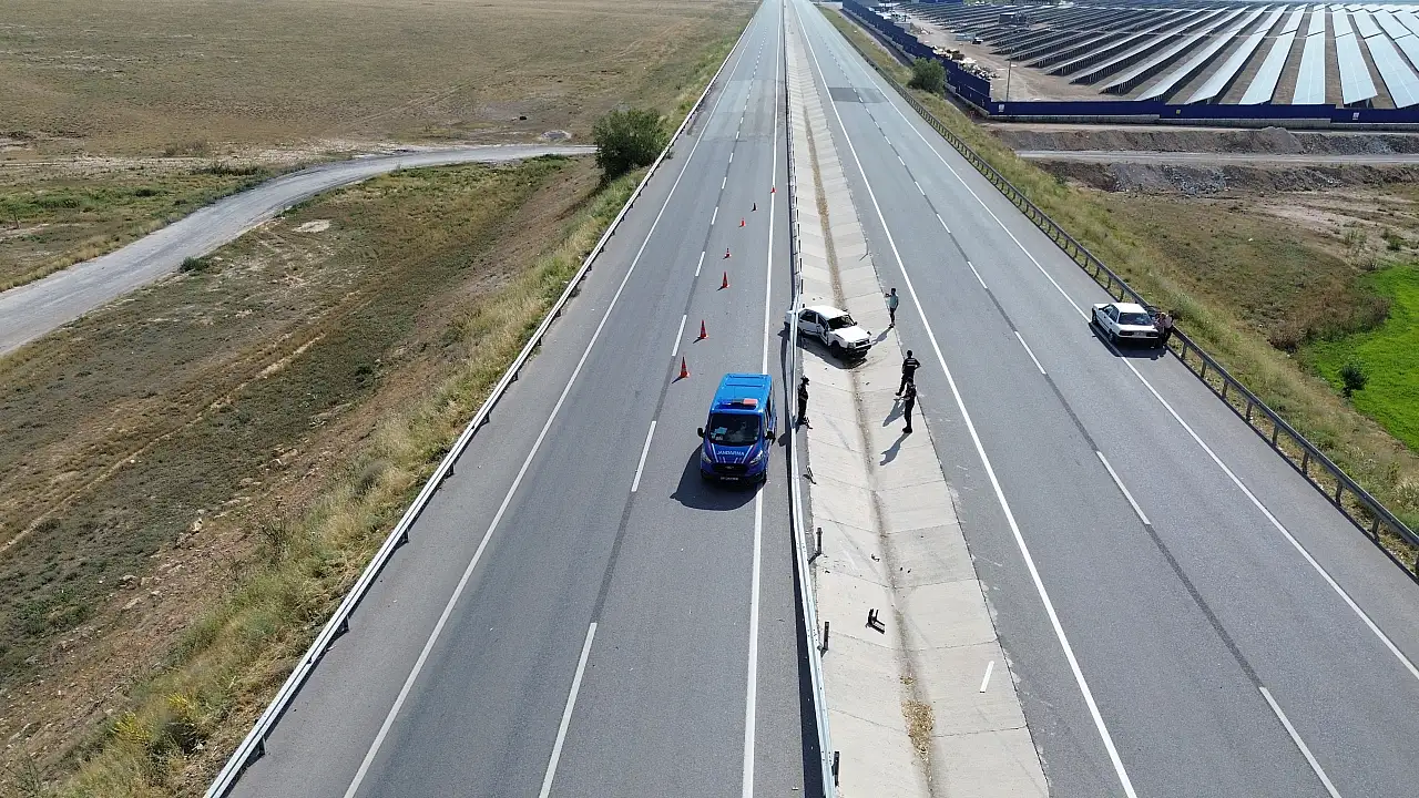 Konya yolunda kaza! Tofaş iki büklüm oldu