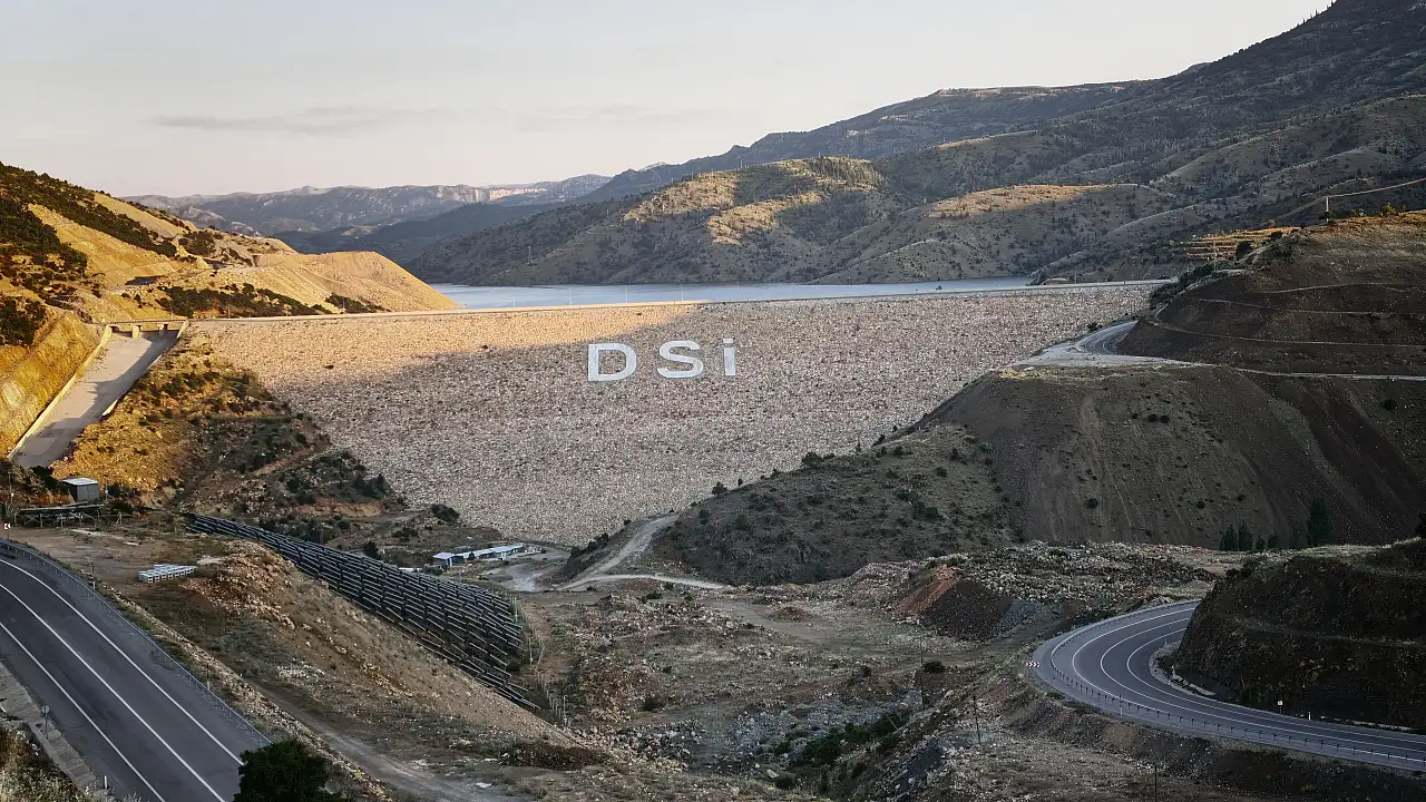 Konya'nın dev barajında çifte üretim: Hem su hem de elektrik akıyor!