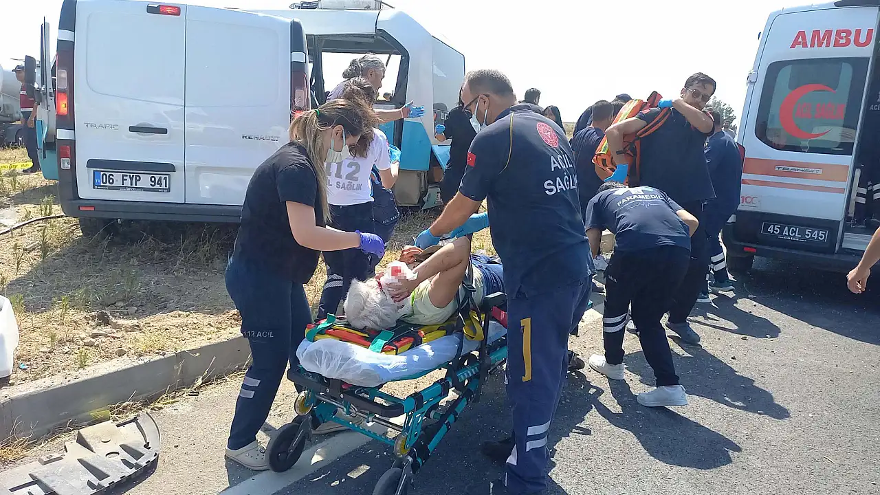 Minibüslerin çarpıştığı feci kazada 1 ölü, çok sayıda yaralı var