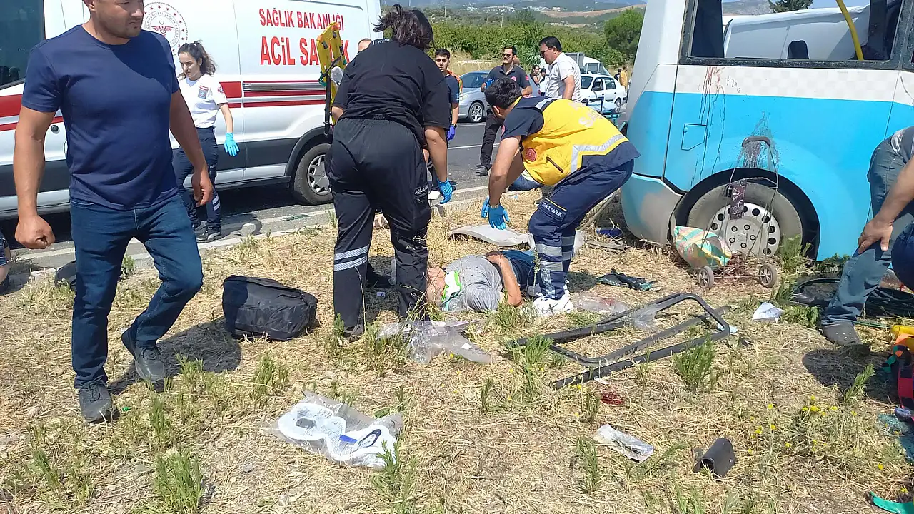 Minibüslerin çarpıştığı feci kazada 1 ölü, çok sayıda yaralı var
