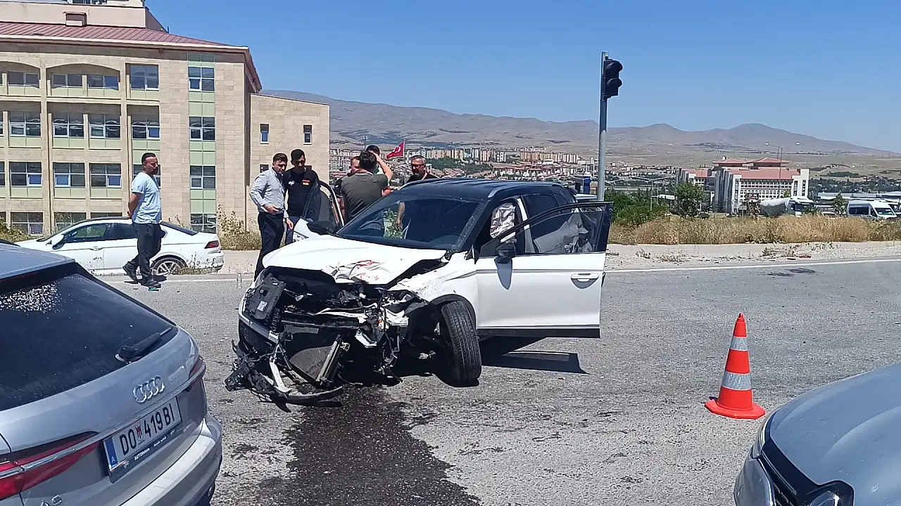 Kavşakta otomobille çarpışan ambulans devrildi! 5 kişi yaralı
