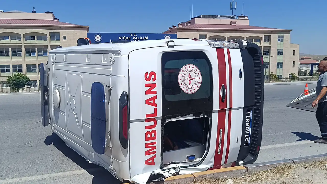 Kavşakta otomobille çarpışan ambulans devrildi! 5 kişi yaralı