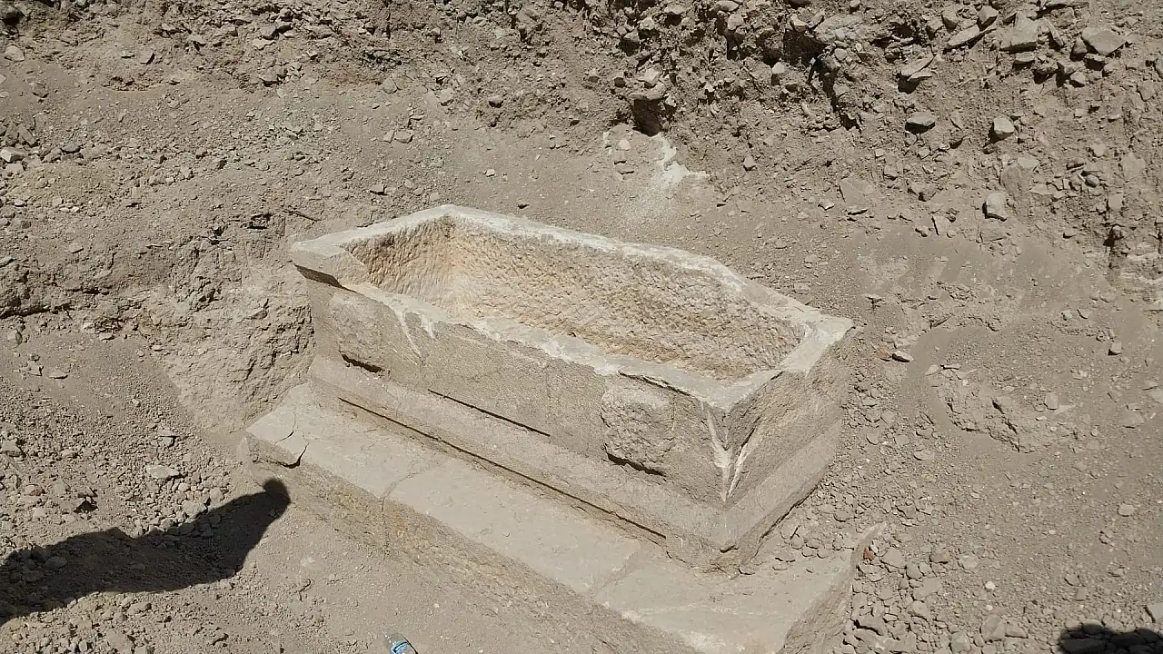 Sağlık merkezi inşaatında tarihi sürpriz! Kepçe vurunca ortaya çıktı, çalışmalar durdu