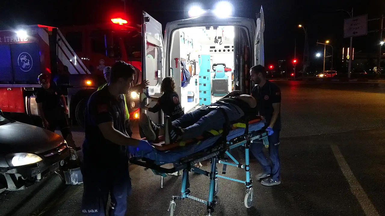 Ekip aracı ile otomobil çarpıştı: 2'si polis, 3 yaralı