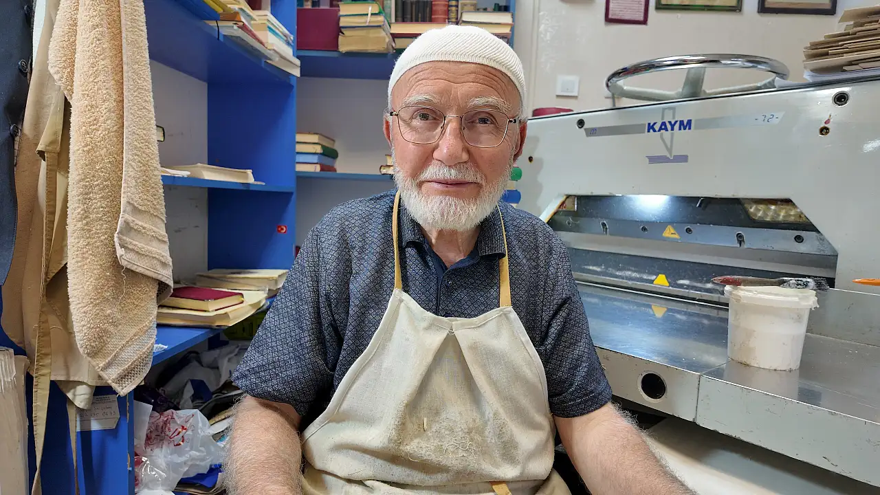Babasının mirasını yaşatan Konyalı usta, ömrünü ona adadı: Yalnızca Kur'an-ı Kerim ciltliyor