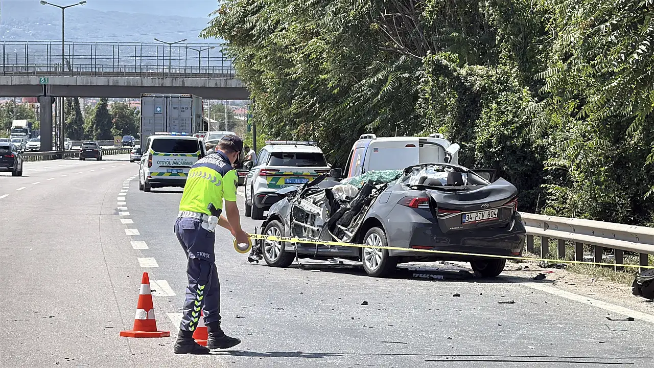 TIR'a çarpan otomobilin sürücüsü uzman onbaşı öldü