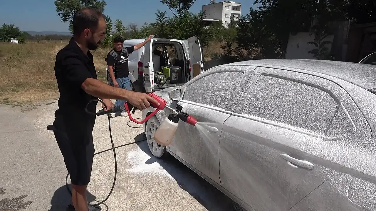Park halindeki araçlara gizlice bunu yapıyor! Sahipleri sonradan öğreniyor
