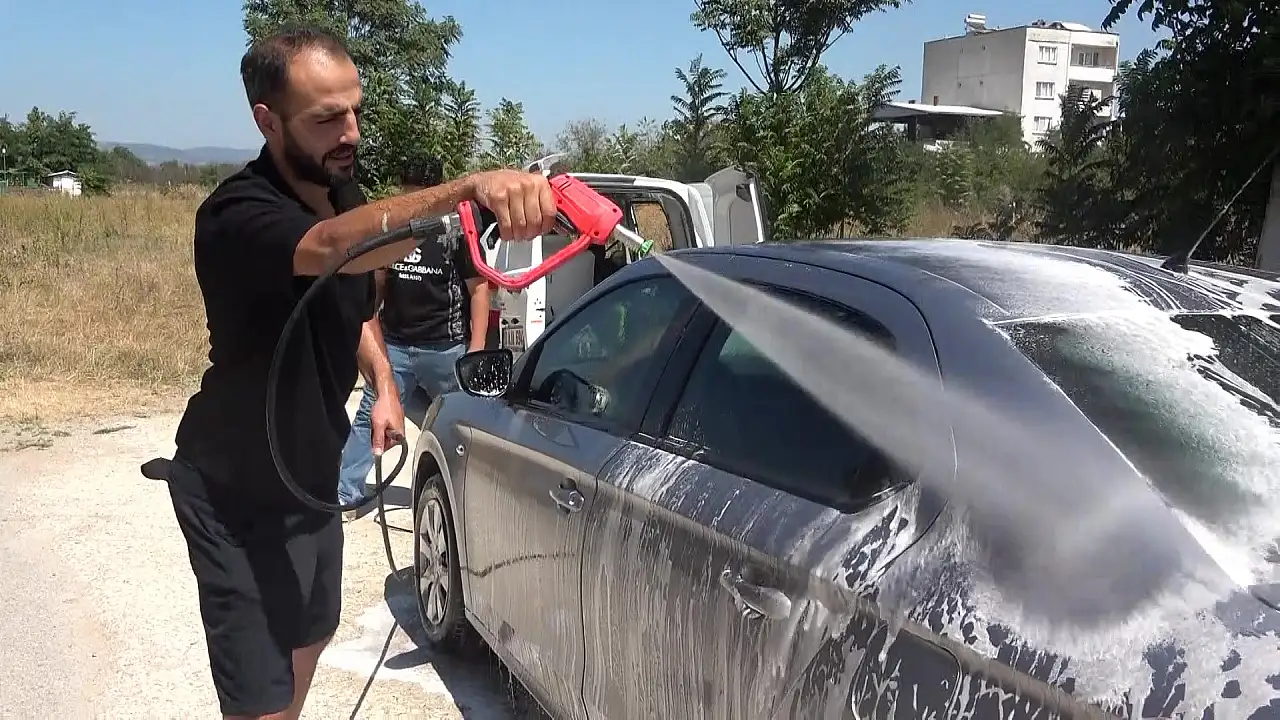 Park halindeki araçlara gizlice bunu yapıyor! Sahipleri sonradan öğreniyor
