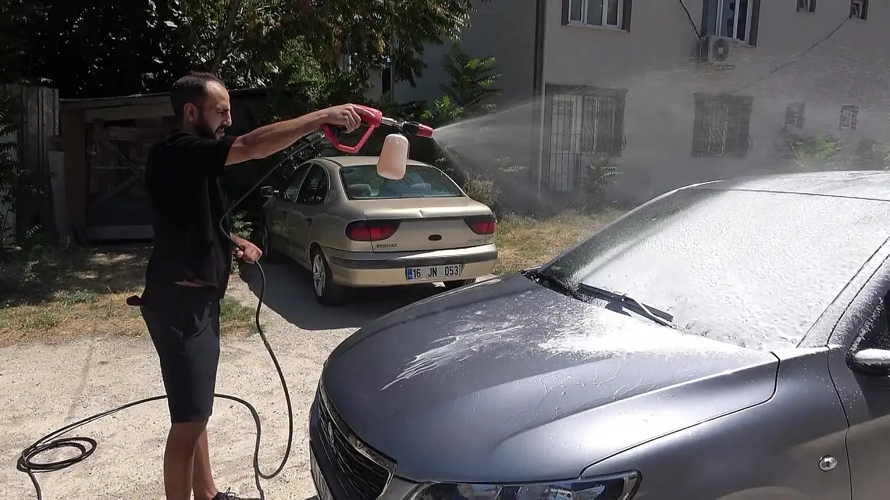 Park halindeki araçlara gizlice bunu yapıyor! Sahipleri sonradan öğreniyor