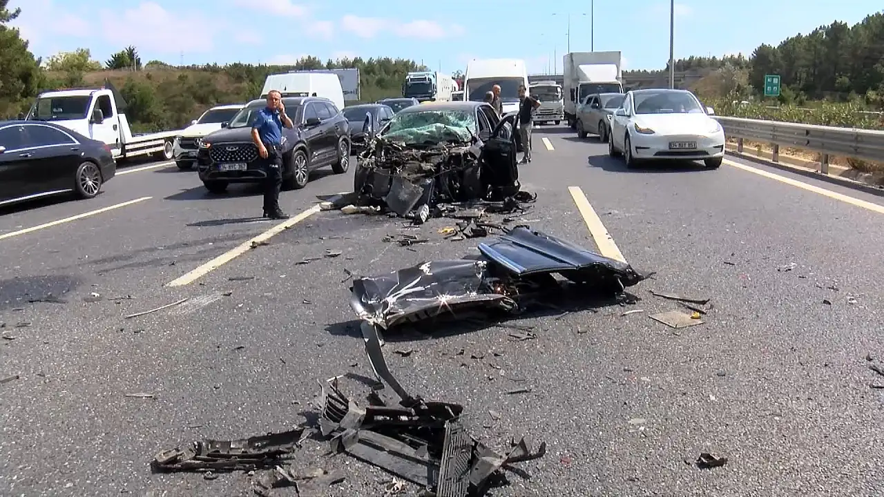Trafik yavaşlayınca duramadı, kamyonete ok gibi saplandı