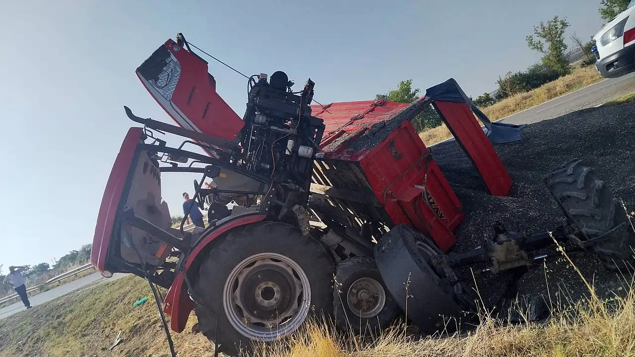Ayçiçeği yüklü traktör devrildi: 1'i ağır, 2 yaralı