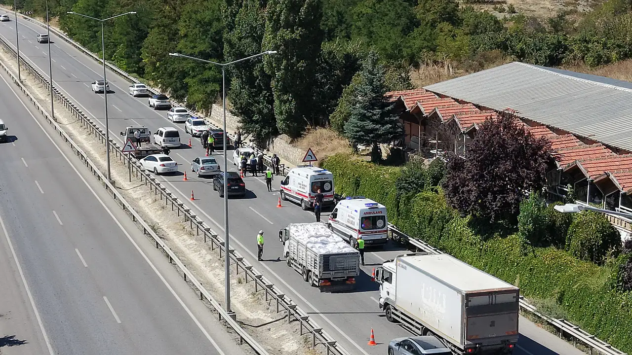 Zincirleme kaza trafiği kilitledi: 3 araç çarpıştı, 5 yaralı