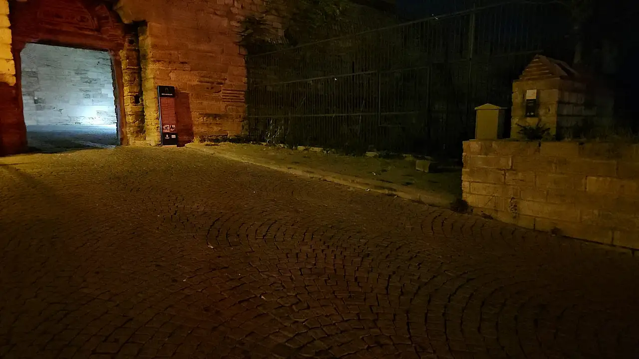 Mevlanakapı Mahallesi'nde şüpheli ölüm! Surların içinde ceset bulundu