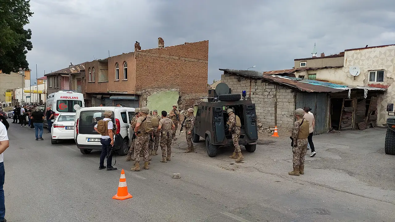 Sokak ortasında silahlı çatışma: Biri polis 12 yaralı!