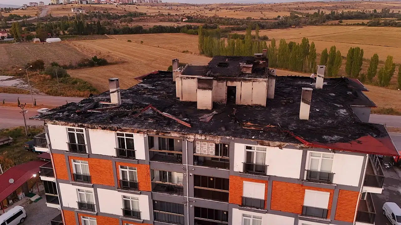 Konya'da alevlerin yuttuğu çatı küle döndü