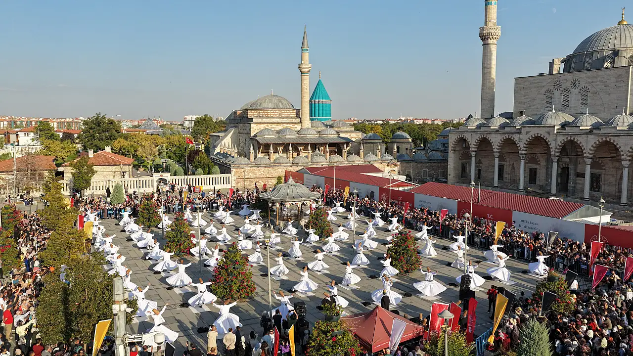 Konya'da Mistik Müzik Festivali başladı: Mevlana Meydanı'nda büyüleyici açılış