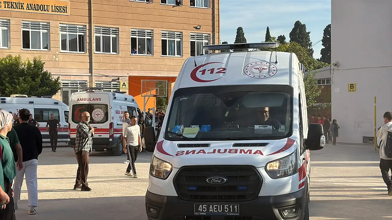 Manisa'da lise önünde silahlı saldırı: 11 öğrenci yaralı