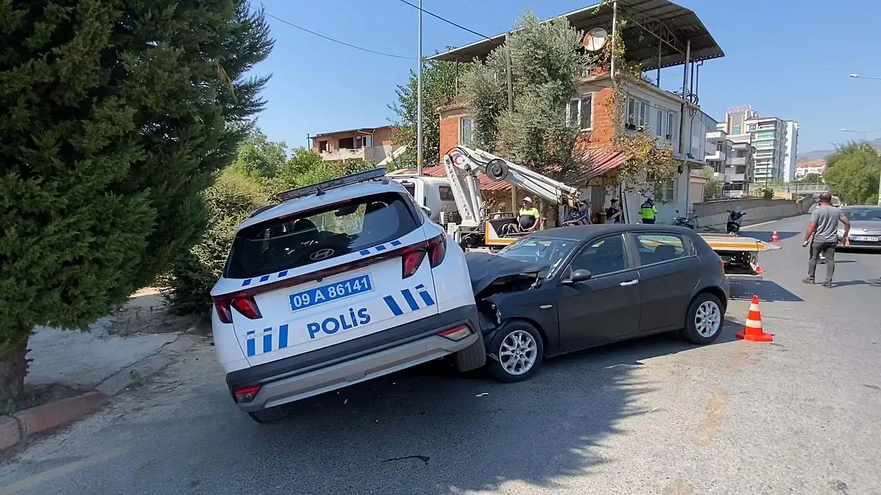 Polis Aracı ile otomobil çarpıştı: 1'i polis memuru 2 kişi yaralı