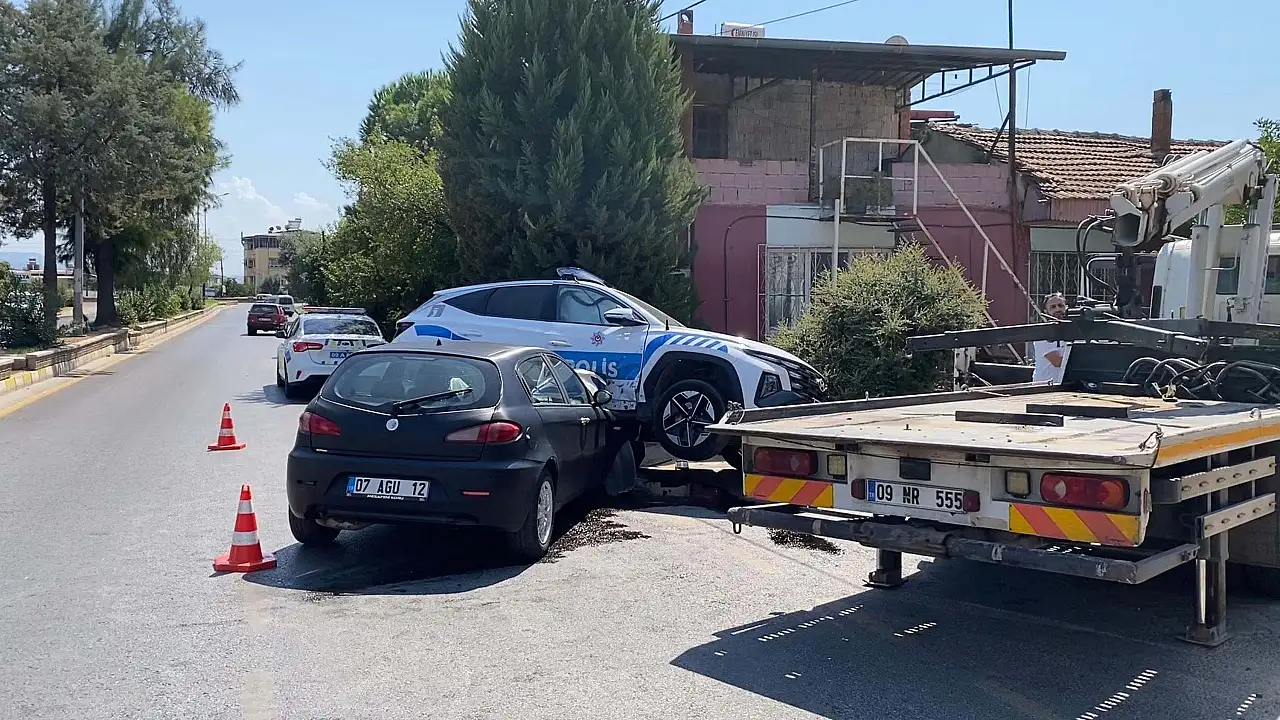Polis Aracı ile otomobil çarpıştı: 1'i polis memuru 2 kişi yaralı