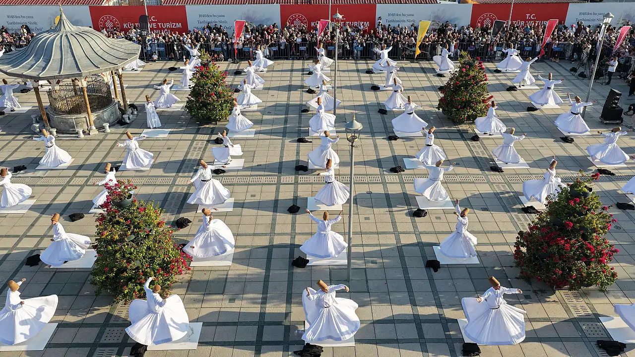 Konya'da Mistik Müzik Festivali başladı: Mevlana Meydanı'nda büyüleyici açılış