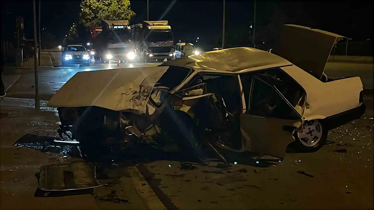 Konya'da can pazarı: 2 otomobil çarpıştı! 5 kişi yaralandı