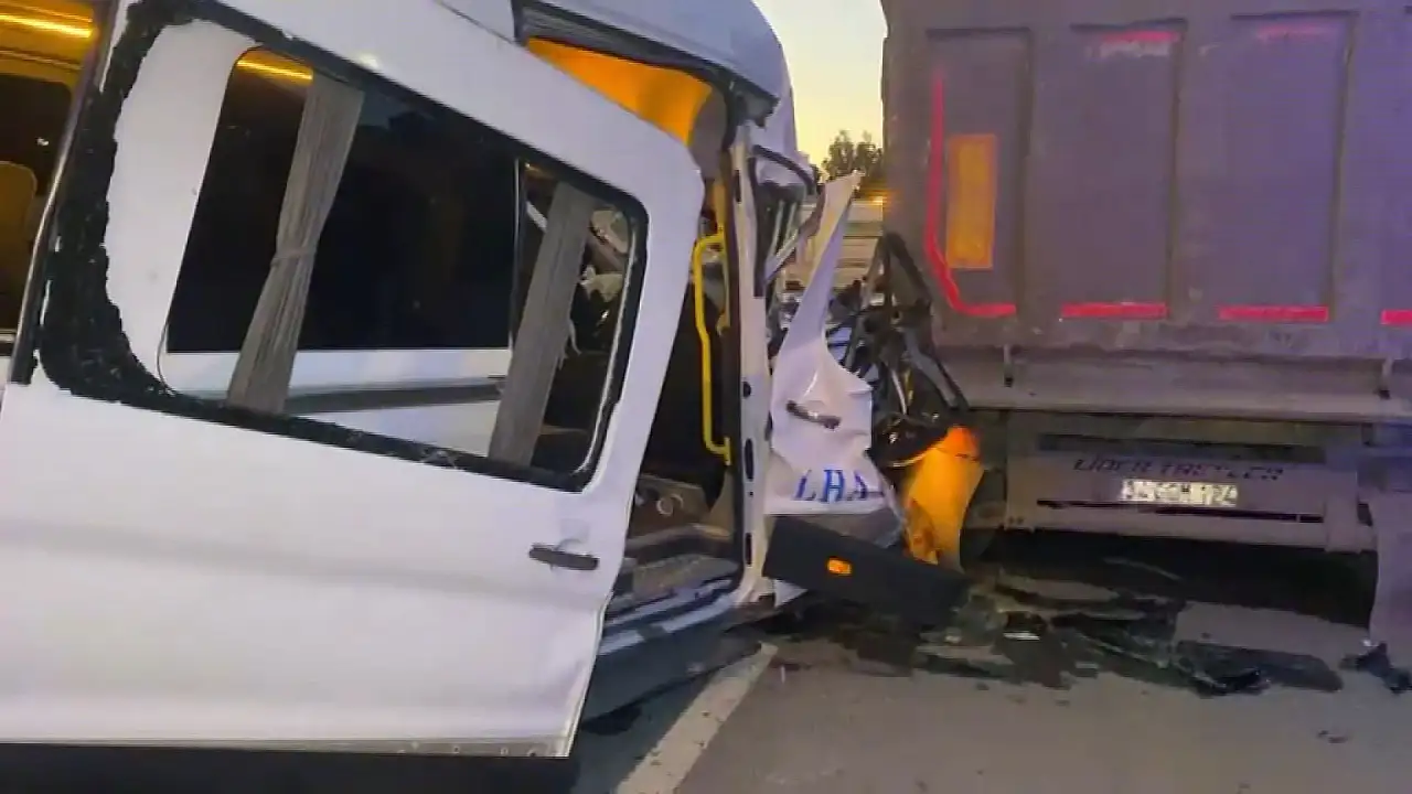 Servis minibüsü hafriyat kamyonuna çarptı! 9 yaralı