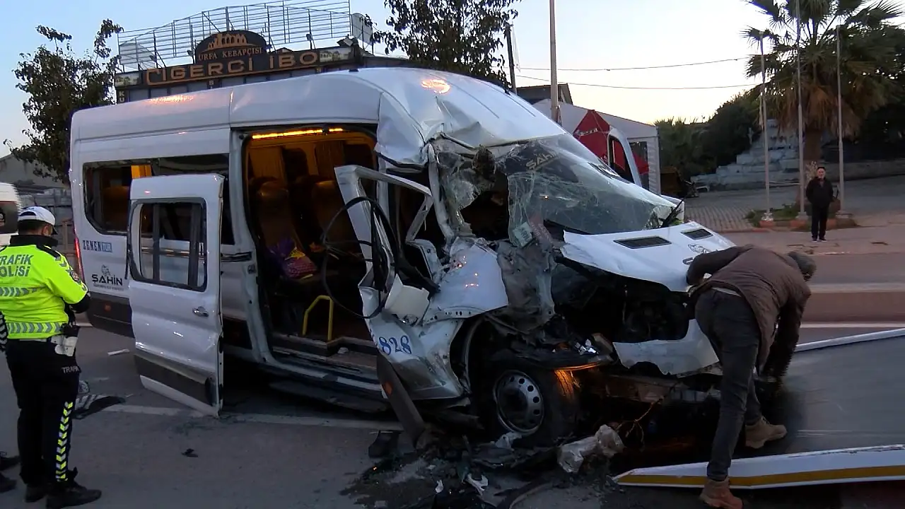 Servis minibüsü hafriyat kamyonuna çarptı! 9 yaralı
