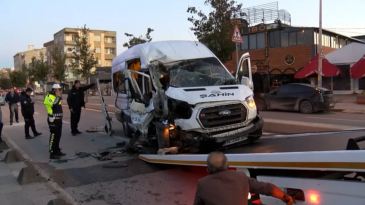 Servis minibüsü hafriyat kamyonuna çarptı! 9 yaralı