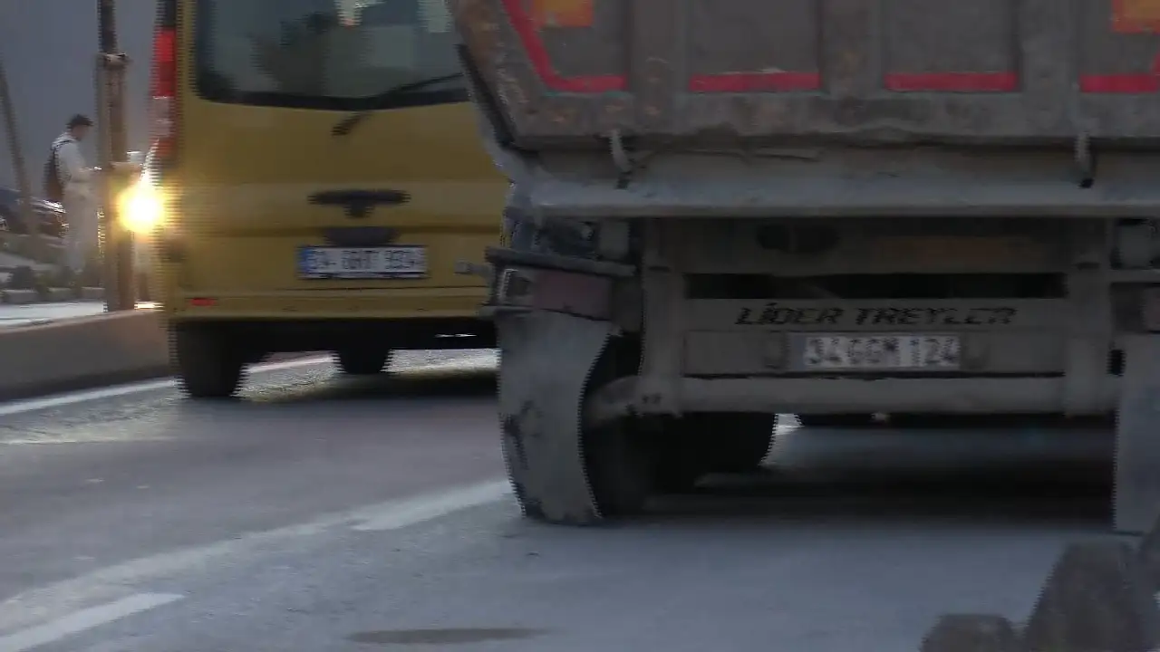 Servis minibüsü hafriyat kamyonuna çarptı! 9 yaralı