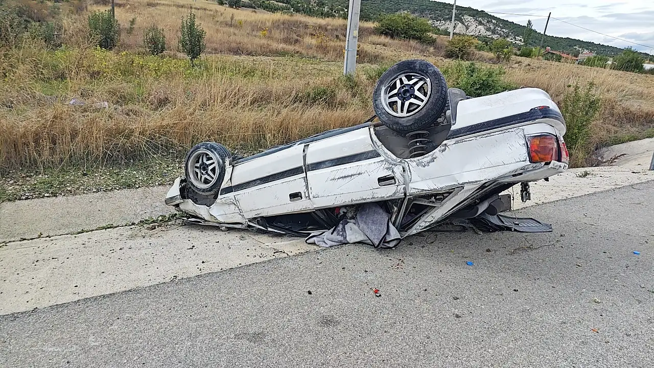 Isparta-Konya yolunda can pazarı: 150 metre sürüklenen otomobil takla attı, 3 yaralı