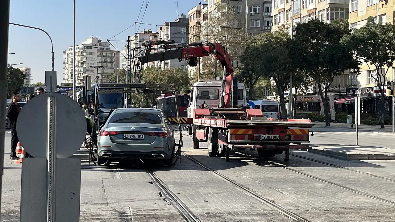 Konya'da ilginç kaza! Kilitlenen otomobil tramvayları durdurdu