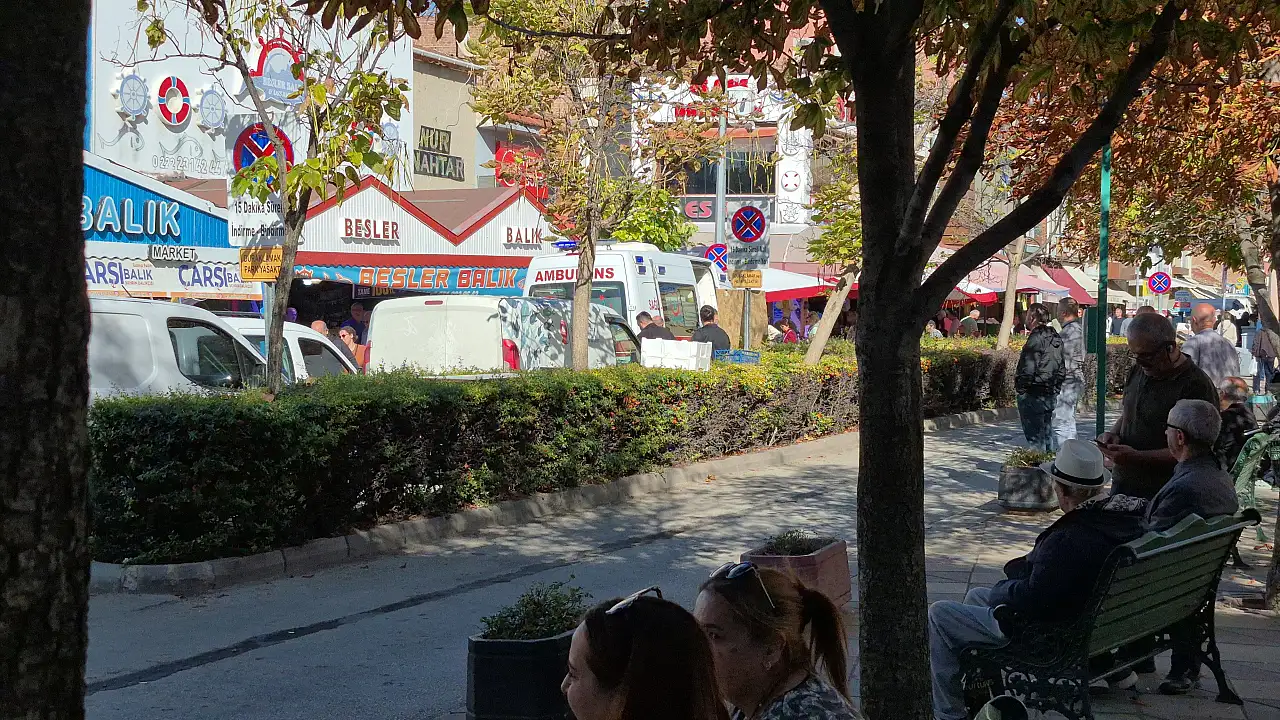 Balıkçı dükkânında baba-oğul kavgası: 3 kişi bıçaklandı
