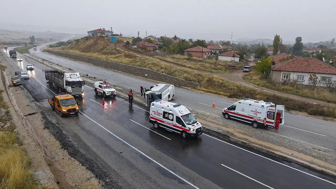 Konya yolunda işçi midibüsü devrildi! 15 yaralı