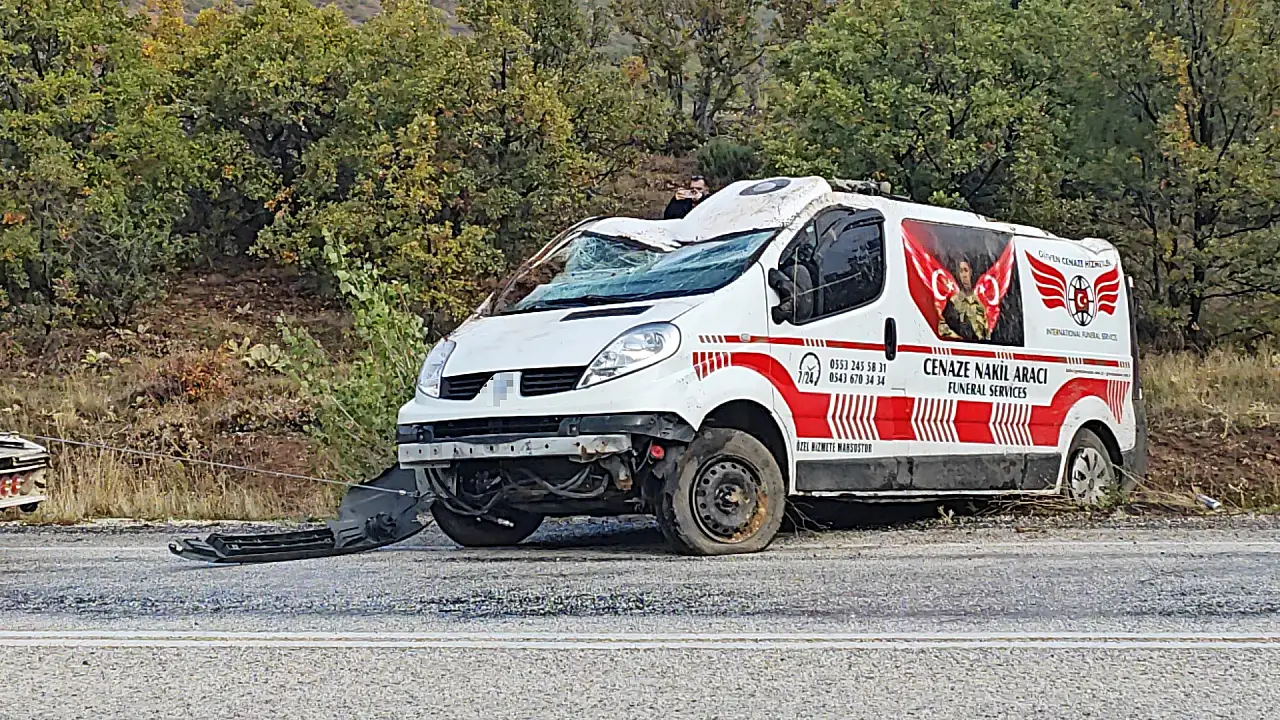 Konya yolunda korkutan kaza! Cenaze nakil aracı şarampole devrildi