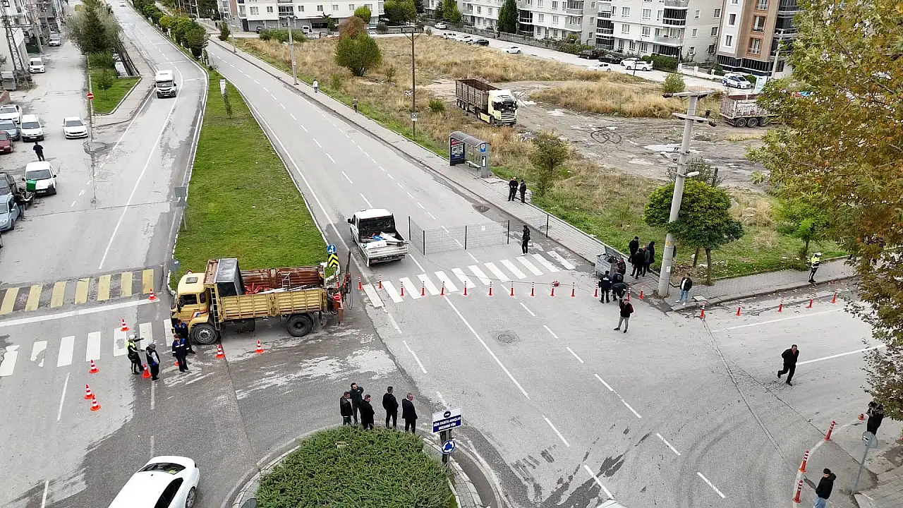 Belediye yol yaptı, arsa sahibi çit çekti!