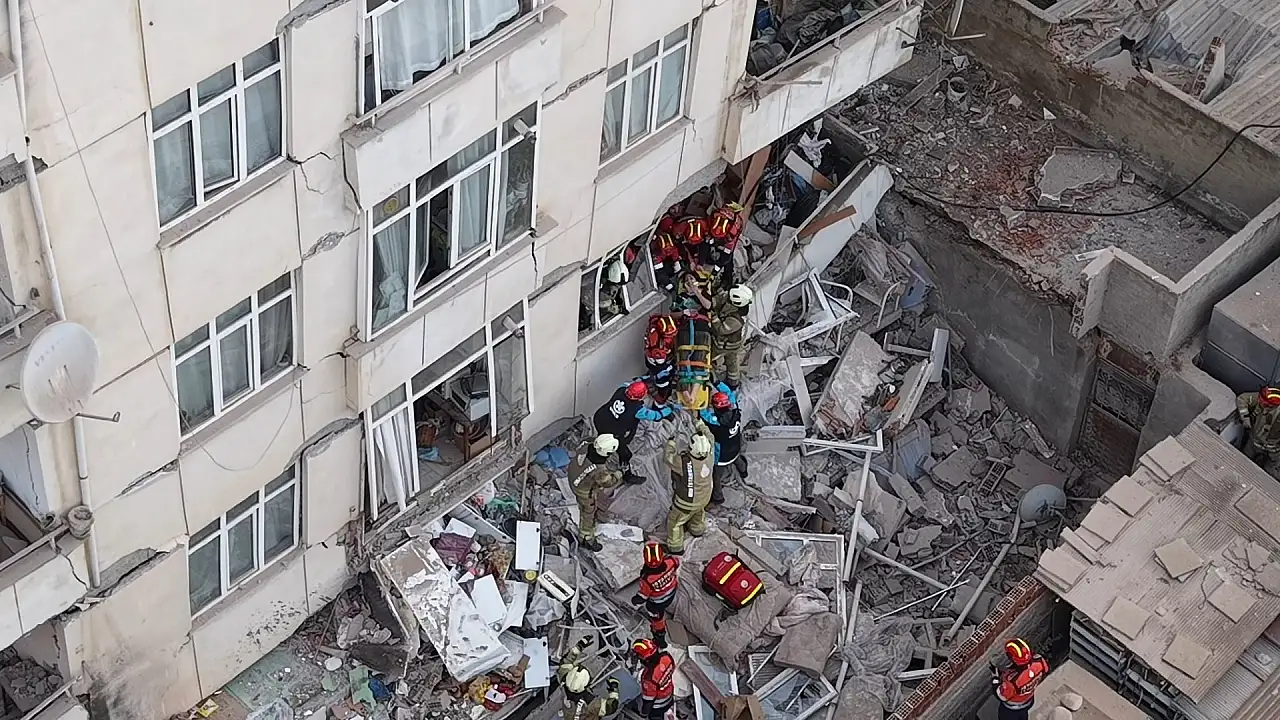 Maltepe'de çöken binanın enkazından 1 kişinin cansız bedeni çıkarıldı, 3 kişi aranıyor