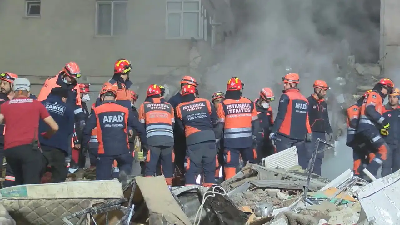 Maltepe'deki enkazda 1 kişinin cansız bedenine ulaşıldı