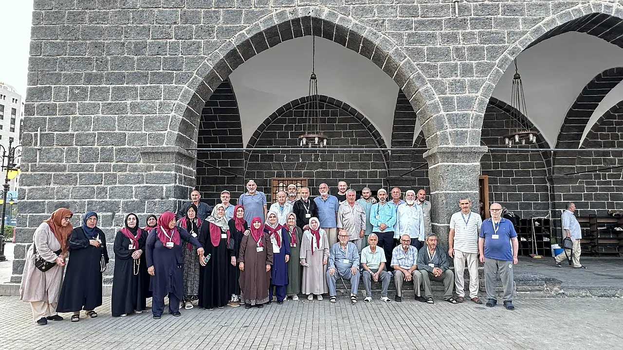 Konya'da duygu dolu kavuşma: 'Vefa Umresi' kafilesi kutsal topraklardan döndü