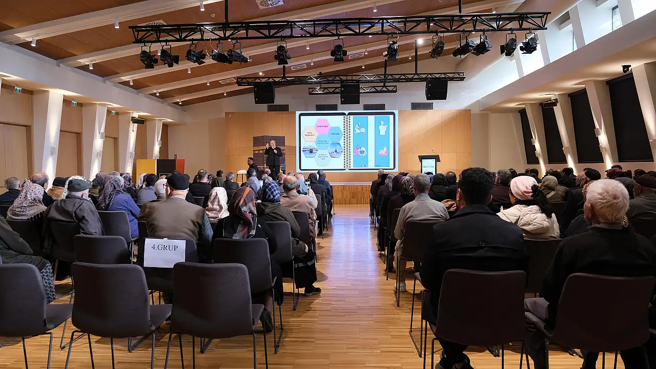 Konya'da Vefa Umresi heyecanı: 10 günlük kutsal yolculuk öncesi seminer verildi