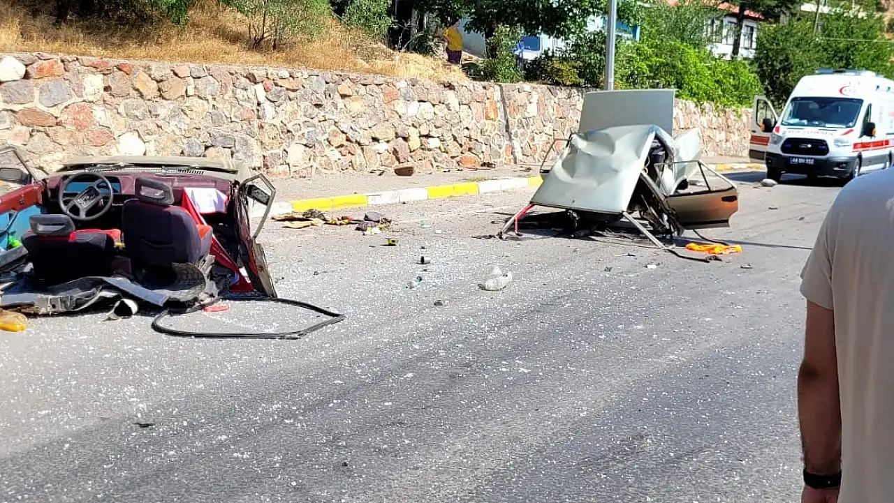 Otomobil elektrik direğine çarptı sürücüsü yaralandı