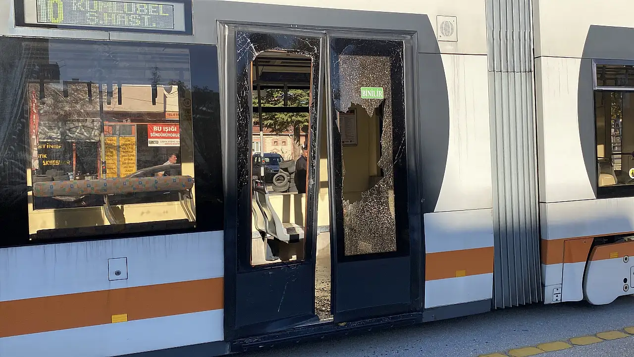Tramvay, açık kalan servis kapısına çarptı: 3 Yaralı