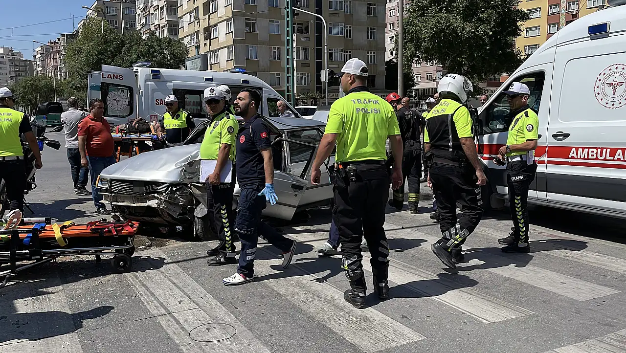 Konya'da dehşet anlar! Önce yayaya ardından direğe çarptı