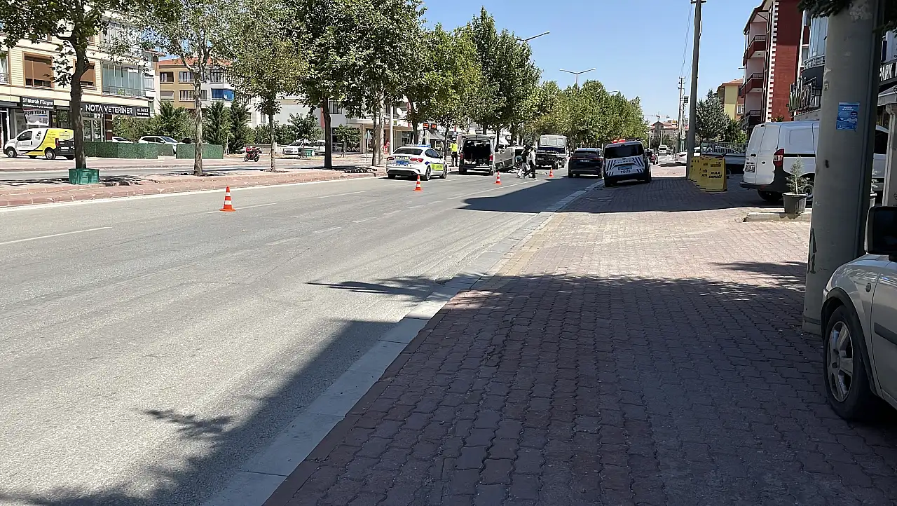 Konya'da kontrolden çıkan otomobil kaldırıma çarpıp takla attı