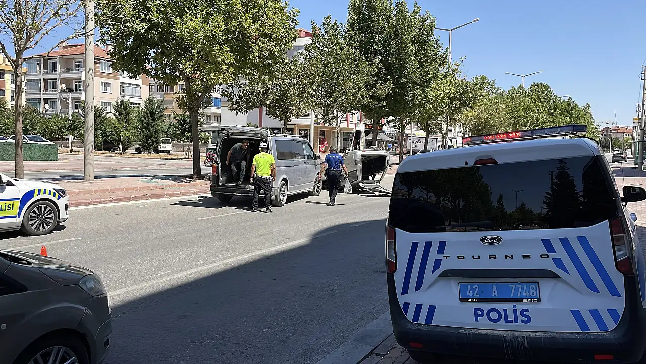 Konya'da kontrolden çıkan otomobil kaldırıma çarpıp takla attı