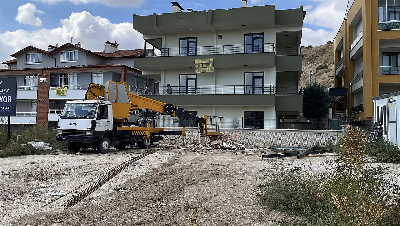 Konya'da çatıya demir çıkarırken feci kaza! İşçi vinçten düştü