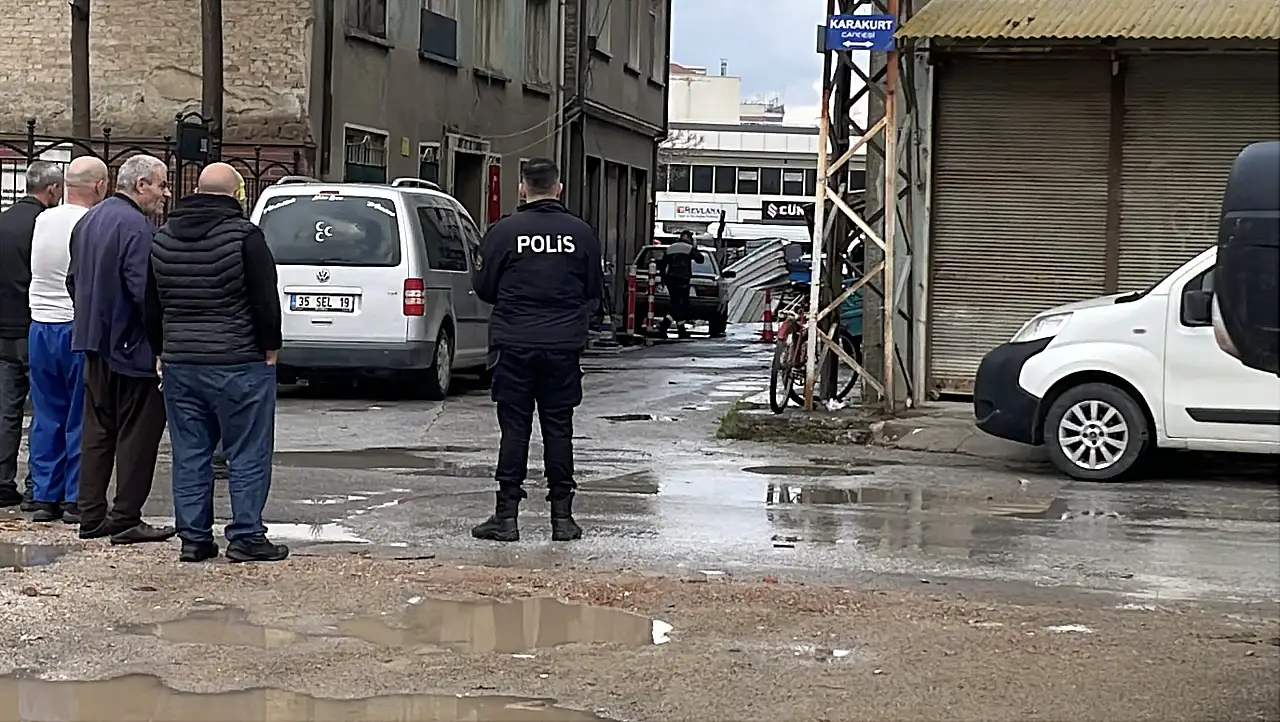 Konya'da korkutan göçük: Doğalgaz ve su borusu patladı!